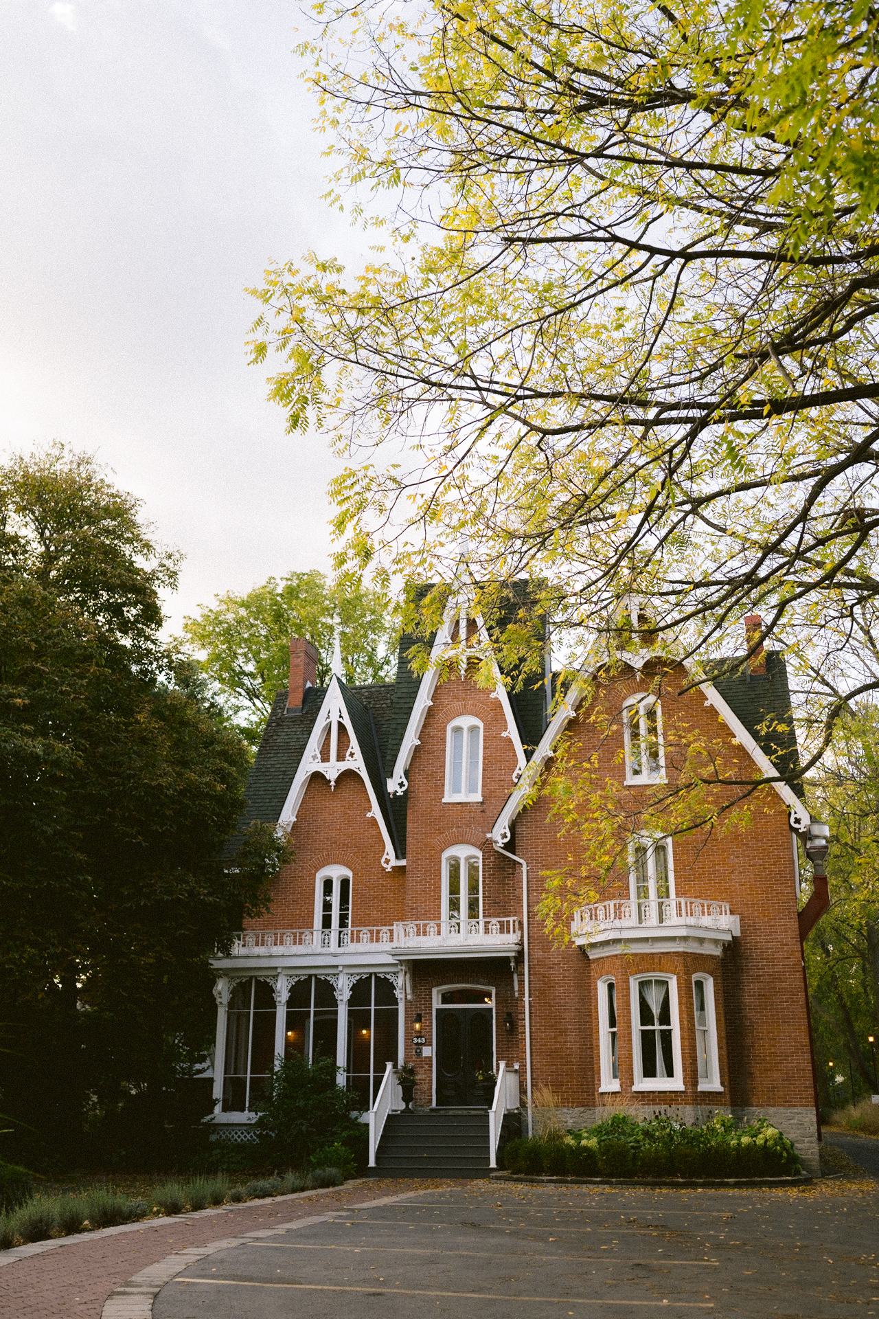 The landscape view of a wedding hosted at Merrill House.