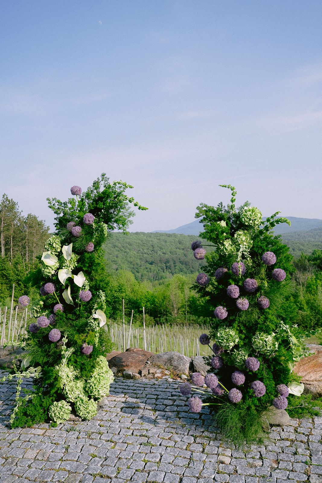 Floral arc decoration for a wedding ceremony